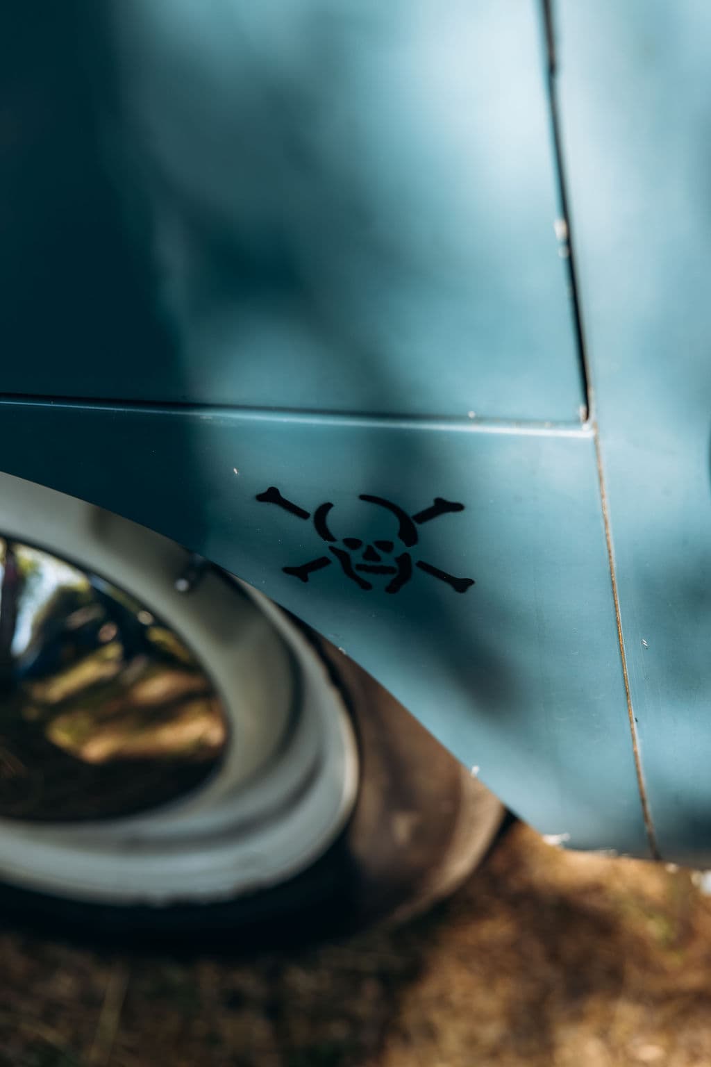 Skull stencil on a light blue T4