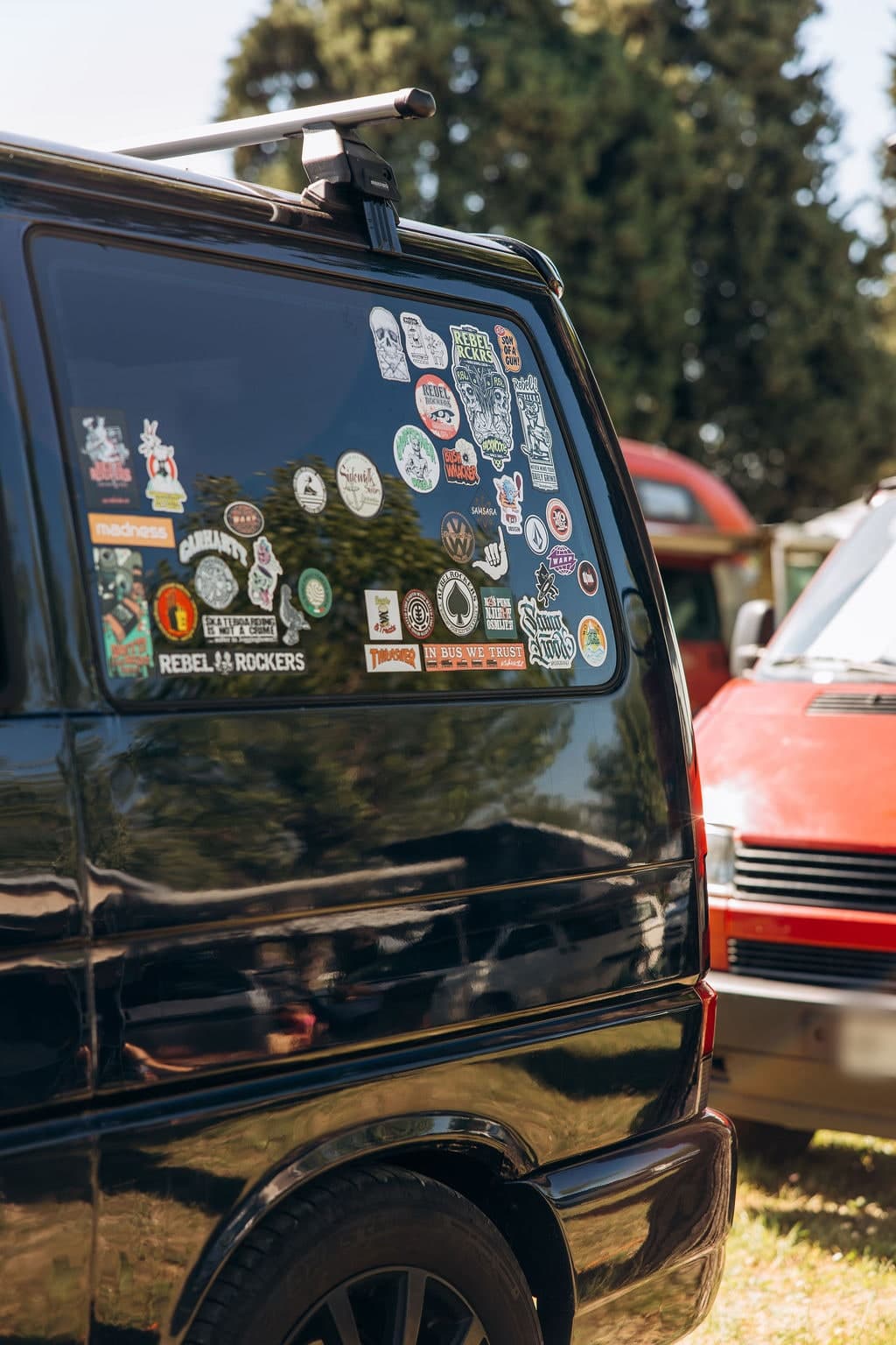 Stickers on the rear window of a black T4